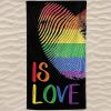 Toalla de playa de microfibra LGBTI Is Love